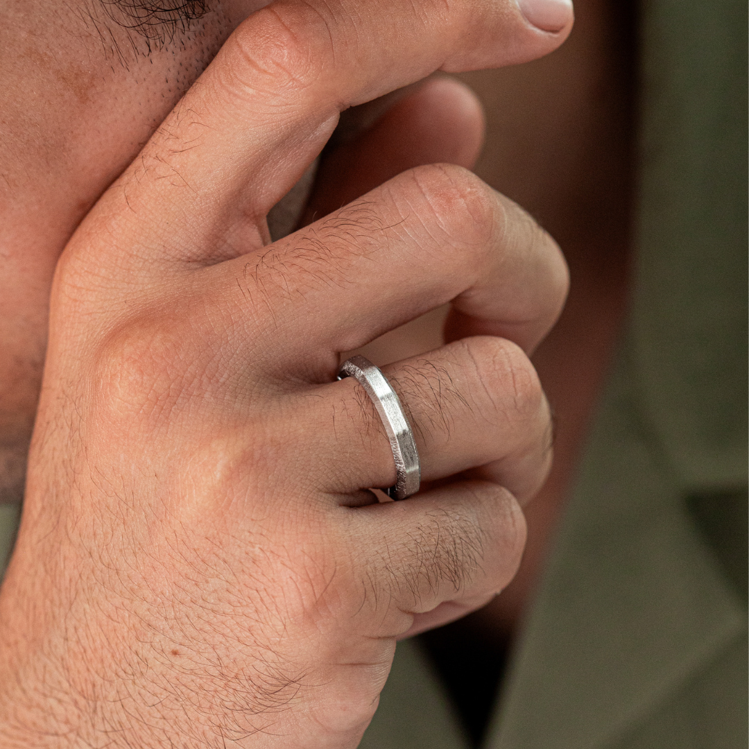 ALEXANDER LYNGGAARD Facet Band Ring 4mm Brushed Rings